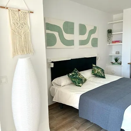 Cozy High-rise Sea Views & Garden Pool Lägenhet