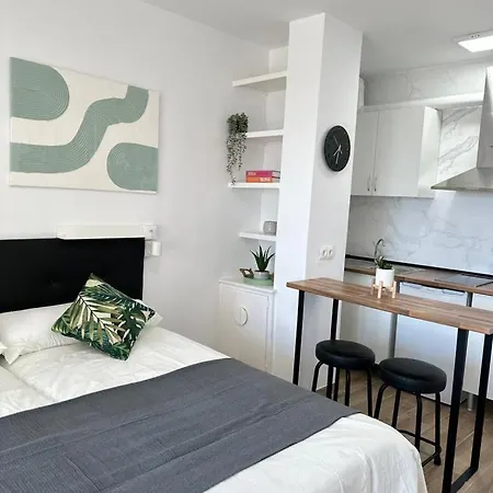 Cozy High-rise Sea Views & Garden Pool Torremolinos