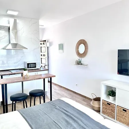 Cozy High-rise Sea Views & Garden Pool * Torremolinos